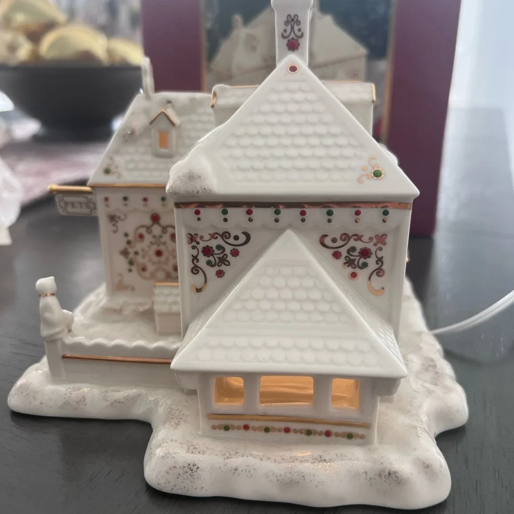 Lenox Mistletoe Park Pet shoppe Village - Picture 3 of 8